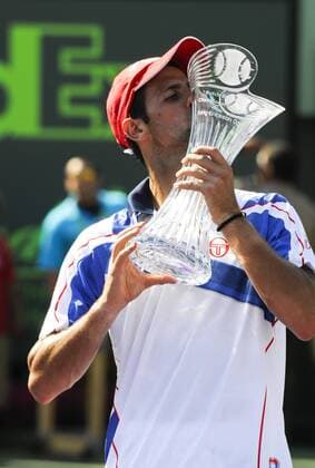 NOVAK DJOKOVIC (SRB) at the Sony Ericsson Open - ZUMAsd3 o0 Pokal Trophäe Objekte Sieg Jubel, Freude Siegerehrung Kuss