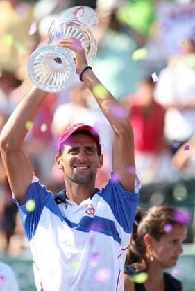 Novak Djokovic (SRB) holds the trophy after winning the men s Finals match of the 2011 Sony Ericsson Open - ZUMAy24 o0 Pokal Trophäe Objekte Sieg Jubel, Freude Siegerehrung