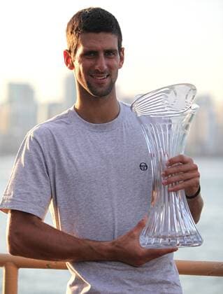 Novak Djokovic of Serbia poses with the trophy after winning the men s title from the 2011 Sony Ericsson Open - ZUMAy24 o0 Pokal Trophäe Objekte Sieg