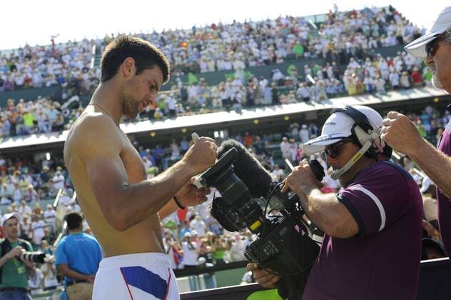 NOVAK DJOKOVIC (SRB) signs the video camera in the Sony Ericsson Open - ZUMAsd3 o0 Autogramm Kameramann Kamera Fernsehkamera TV Medien