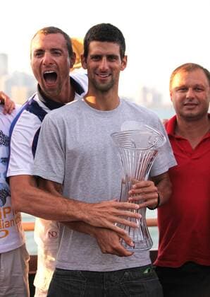 Novak Djokovic (Serbien) jubelt nach dem Gewinn der Sony Ericsson Open mit dem Pokal sowie Physiotherapeut Milan Adamovic (li) und seinem Trainer Marian Vajda - ZUMAy24 o0 Sieg, Pokal Trophäe Objekte