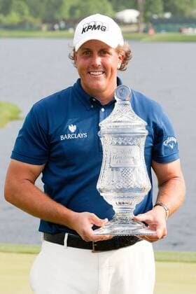 Humble, Texas, Phil Mickelson (USA) at the No. 18 hole receiving his championship trophy after winning the tournament at the Shell Houston Open in Humble, TX. - ZUMAq99 o0 Sieg Pokal Trophäe Objekte Freude Siegerehrung