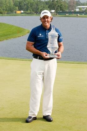 Humble, Texas, Phil Mickelson (USA) at the No. 18 hole receiving his championship trophy after winning the tournament at the Shell Houston Open in Humble, TX. - ZUMAq99 o0 Sieg Pokal Trophäe Objekte Freude Siegerehrung