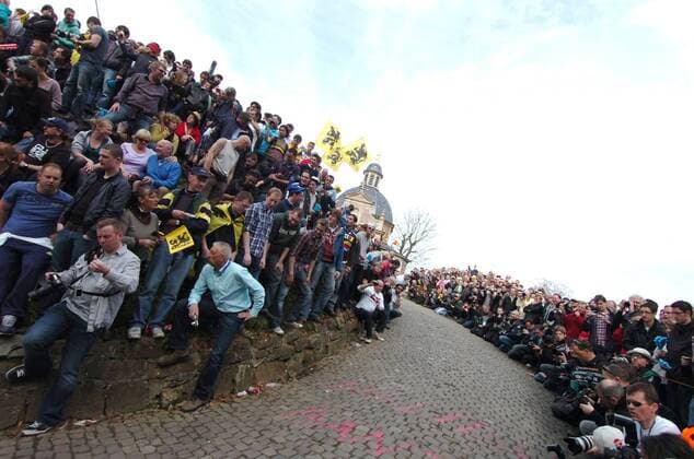2011, Tour des Flandres, Zuschauer am Muro di Grammont  o0 Muur van Geraardsbergen Anstieg Mauer Fans Zuschauer fisheye Anstieg Zielanstieg