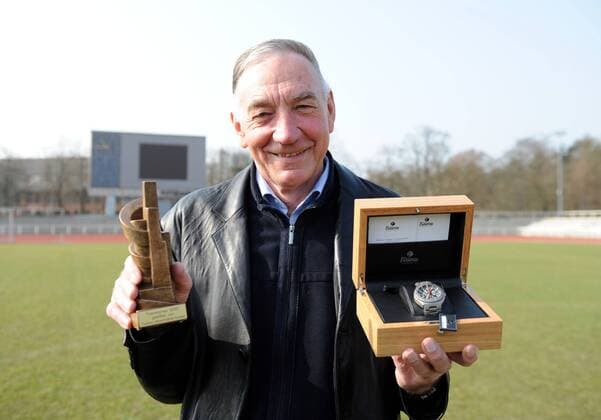 Fussball, Frauen, Saison 2010 2011, 1. Bundesliga, 1. FFC Turbine Potsdam, Trainer Bernd Schröder wurde von den ostdeutschen Olympia-Stützpunkten mit dem Trainerpreis 2010 ausgezeichnet, er erhielt einen Pokal und eine Uhr von Tutima (im Bild) im Wert von 3280 Euro o0 Trainer des Jahres Freude Objekt Pokal Trophäe Armbanduhr