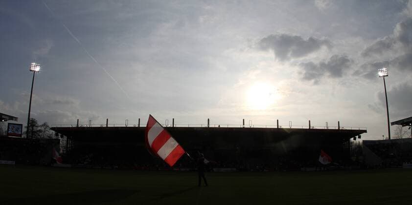 Fahnenschwenker im Stadion der Freundschaft des FC Energie Cottbus o0 Objekte Fahne, Fanfahne, Fanfahnen