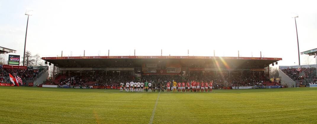 Neuer Rasen im Stadion der Freundschaft des FC Energie Cottbus