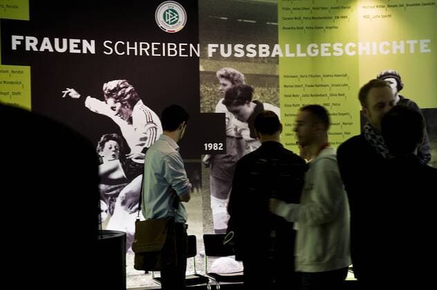 Besucher --- Eröffnung der Ausstellung FRAUEN SCHREIBEN FUSSBALGESCHICHTE im Bundeskanzleramt Berlin o0 Schriftzug Zuschauer Totale