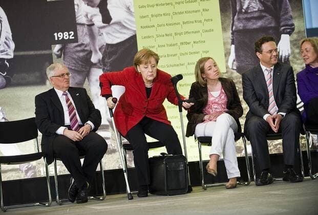 v.li.: DFB Präsident Theo ZWANZIGER, Bundeskanzlerin Angela MERKEL, Familienministerin Kristina SCHRÖDER (beide CDU), Innenminister Hans-Peter FRIEDRICH (CSU) --- Eröffnung der Ausstellung FRAUEN SCHREIBEN FUSSBALGESCHICHTE im Bundeskanzleramt Berlin o0 Funktionär kurios Verletzung