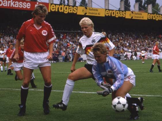 Doris FITSCHEN, Mitte, Deutschland, Aktion, Zweikampf, gegen Torfrau Hege LUDVIGSEN, Norwegen --- EM Finale, BR Deutschland BRD vs. Norwegen 4:1