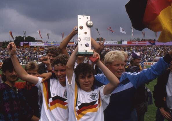vorn v.li.: Jutta NARDENBACH, Petra DAMM und Doris FITSCHEN, jubeln mit dem EM-Pokal, Jubel --- EM Finale, BR Deutschland BRD vs. Norwegen 4:1 o0 Sieg Europameister Freude Trophäe Objekte Aufmacher