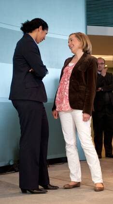 Steffi JONES, die Präsidentin des WM-OK im Gespraech mit Bundesfamilienministerin Kristina SCHRÖDER (CDU) --- Eröffnung der Ausstellung FRAUEN SCHREIBEN FUSSBALLGESCHICHTE im Bundeskanzleramt Berlin o0 Funktionär schwanger