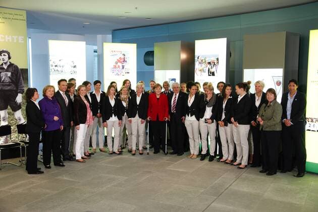 Eröffnung der Ausstellun FRAUEN SCHREIBEN FUSSBALLGESCHICHTE im Bundeskanzleramt Berlin --- v.li.: Co Trainerin Ulrike Ballweg, Staatsministerin Prof. Dr. Maria Böhmer, CDU, Bundesinnenminister Dr. Hans-Peter Friedrich, CSU und Bundesfamilienministerin Dr. Kristina Schröder, CDU sowie Bundeskanzlerin Angela Merkel, CDU, zwischen Silvia Neid, Bundestrainerin der Fussballnationalmannschaft der Frauen, und Dr. Theo Zwanziger, Präsident Deutscher Fussball Bund sowie Teammaneagerin Doris Fitschen (3.v.re.), DFB Vizrpräsidentin Hannelore Ratzeburg und Steffi Jones (OK Präsidentin der WM 2011) o0 Totale Funktionär Nationaltrainer, Trainer