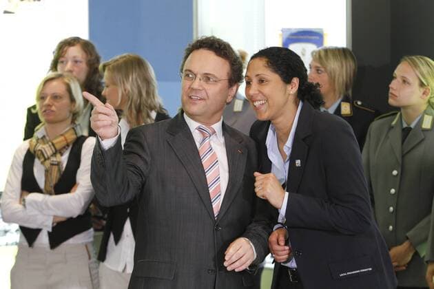 Eröffnung der Ausstellun FRAUEN SCHREIBEN FUSSBALLGESCHICHTE im Bundeskanzleramt Berlin --- Bundesinnenminister Dr. Hans-Peter Friedrich, CSU im Gespräch mit Steffi Jones, Präsidentin des Organisationskomitees der WM 2011 o0 Funktionär OK