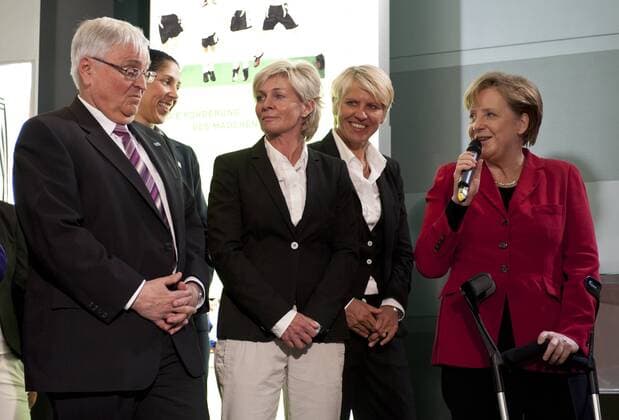 vl: DFB-Präsident Dr. Theo ZWANZIGER, Präsidentin des WM-OK Steffi JONES, Cheftrainerin Silvia NEID, Nationalmannschaftsmanagerin Doris FITSCHEN, Bundeskanzlerin Angela MERKEL auf Krücken Ausstellungseröffnung Frauen schreiben Fußballgeschichte, die von der Stiftung DFB Fußballmuseum GmbH unterstützt wird. Vor der Frauen Fussball Weltmeisterschaft in Deutschland (26. Juni bis 17. Juli) empfängt Bundeskanzlerin Angela Merkel die Frauen-Nationalmannschaft im Bundeskanzleramt in Berlin, GER, Deutschland am 05.04.2011