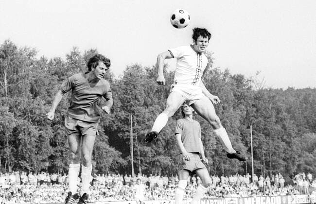 Wolfgang Seel (1. FC Kaiserslautern, re.) im Duell Aktion