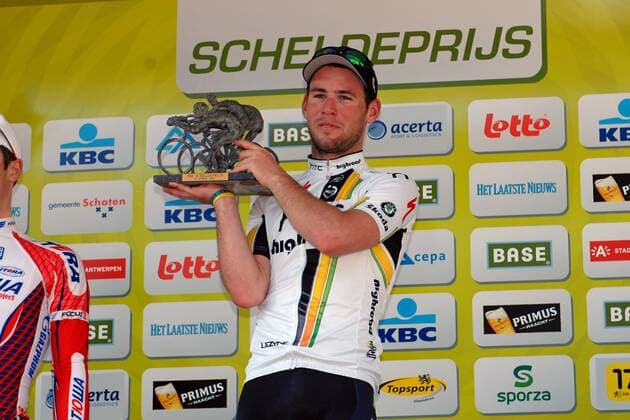 Mark Cavendish ( GBR Team HTC - HighRoad ) mit dem Trophäe des besten Sprinters an diesem Tag - Event: 99. Grosser Scheldeprijs - Groote Scheldeprijs 2011 - Location: Antwerpen nach Schoten o0 Pokal Trophäe Objekte Sieg