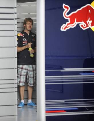 Sebastian VETTEL (GER),Red Bull Racing ,Einzelbild,Freisteller,Ganzkoerperaufnahme,ganze Figur ,schaut aus der Red Bull Box. Formel 1:GP von Malaysia Sepang Circuit Kuala Lumpur,Saison2011,