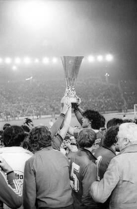 Eintracht Frankfurt feiert den UEFA Cup Sieg 1979 1980, Bruno Pezzey präsentiert den Pokal Objekte, Pokal, Trophäe, Sieg, Europapokalsieg, Jubel, Freude, Feier