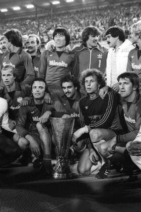 Eintracht Frankfurt, UEFA Cup Sieger 1979 1980, hi.v.li.: Jürgen Grabowski, Werner Lorant, Horst Ehrmantraut, Bum Kun Cha, Torwart Klaus Funk, Helmut Müller, Norbert Nachtweih, vorn: Willi Neuberger, Karl Heinz Charly Körbel, Fred Schaub, Torwart Jürgen Pahl, Bernd Nickel Objekte, Pokal, Trophäe, Sieg, Europapokalsieg, Jubel, Freude, Mannschaftsfoto, Siegerfoto Feier