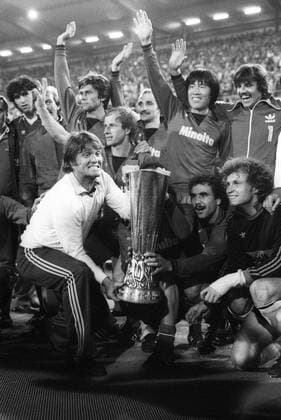 Eintracht Frankfurt, UEFA Cup Sieger 1979 1980, hi.v.li.: Bruno Pezzey, Jürgen Grabowski, Werner Lorant, Horst Ehrmantraut, Bum Kun Cha, Torwart Klaus Funk, vorn: Trainer Friedel Rausch mit dem Pokal, Willi Neuberger, Fred Schaub, Torwart Jürgen Pahl Objekte, Pokal, Trophäe, Sieg, Europapokalsieg, Jubel, Freude, Siegerfoto, Begeisterung Feier