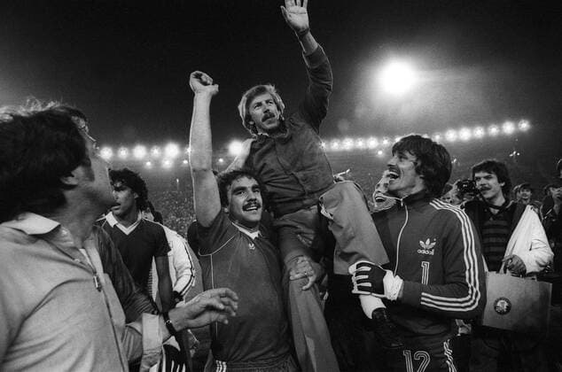 Torwart Klaus Funk (re.) und Fred Schaub lassen Jürgen Grabowski (alle Eintracht Frankfurt) anlässlich des UEFA Cup Siegs 1979 1980 hochleben Sieg, Europapokalsieg, Jubel, Freude, Feier