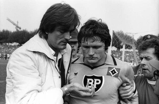 Peter Nogly blutet aus der Nase, re. Physiotherapeut Hermann Rieger (beide Hamburger SV) Betreuer, Verletzung, Nasenverletzung, Nasenbluten, Blut, bluten, Gesichtsverletzung