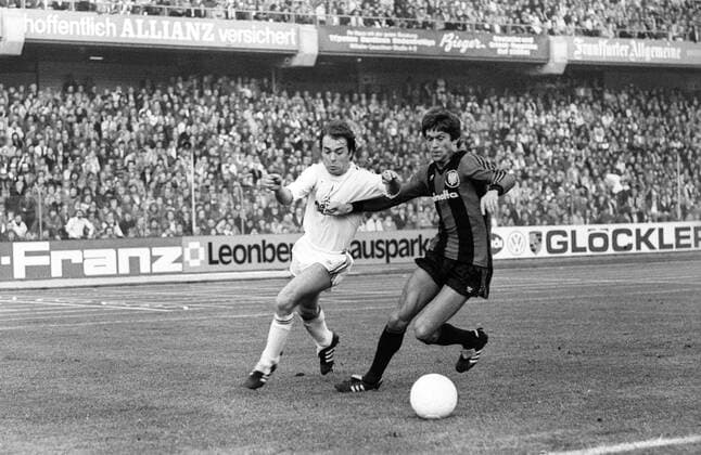 Wolfgang Kraus (FC Bayern München, li.) gegen Werner Lorant (Eintracht Frankfurt) Aktion Duell Aufmacher