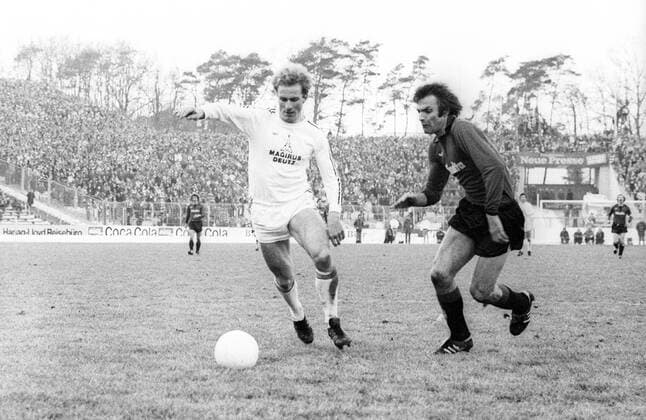 Karl Heinz Rummenigge (FC Bayern München, li.) gegen Karl Heinz Charly Körbel (Eintracht Frankfurt) Aktion Duell
