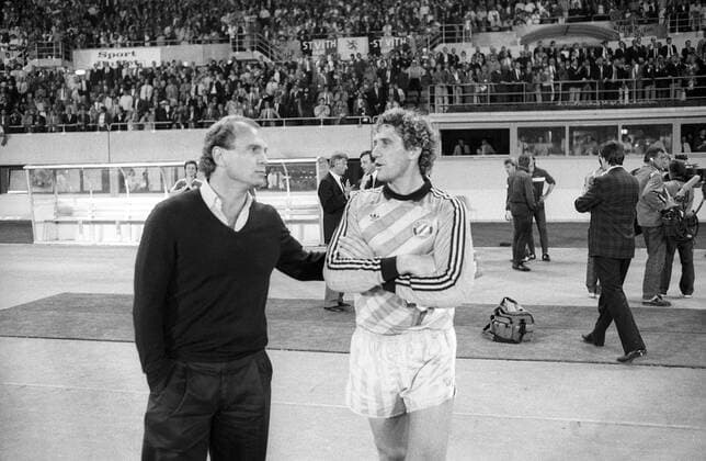 Torwart Jean Marie Pfaff (re.) und Manager Uli Hoeneß (beide FC Bayern) enttäuscht Funktionär