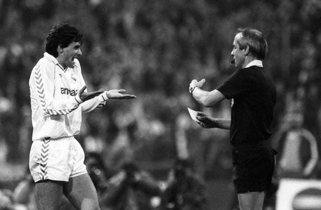 Schiedsrichter Bob Valentine (Schottland) zeigt Mino (Real Madrid) die Rote Karte Aktion Robert reklamieren, beschweren, meckern pessimistisch