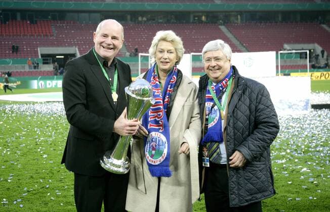 1. FFC Frankfurt - DFB Pokalsieger 2011, v.li. Manager Siegfried Dietrich (1. FFC Frankfurt), Oberbürgermeisterin Petra Roth (Frankfurt M GER), Klaus Peter Müller (GER) - DFB Pokalfinale der Frauen 2011; 1. FFC Frankfurt - Turbine Potsdam im Rhein Energie Stadion Köln o0 Jubel, Freude Sieg, Sieger Pokal, Trophäe Objekte