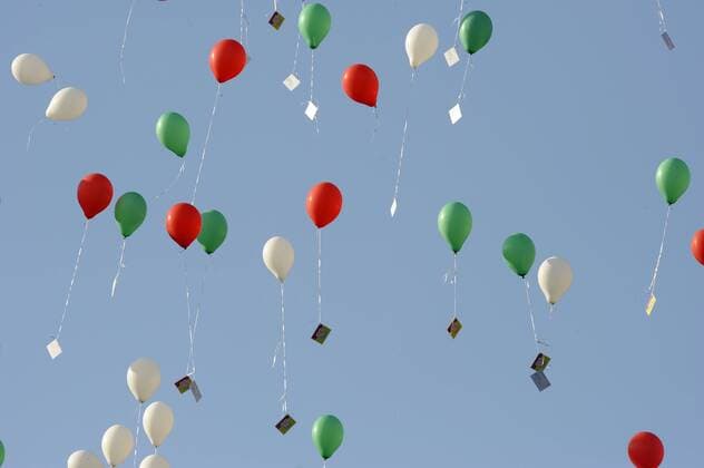 Luftballons in den Vereinsfarben des FC Augsburg steigen in den Himmel o0 Objekte Ballon