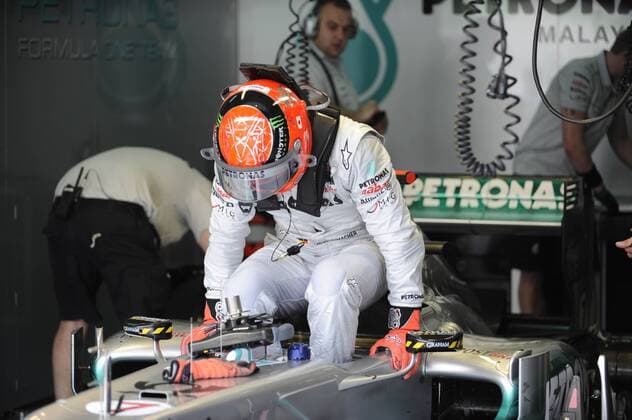 Michael SCHUMACHER (GER),Mercedes GP Petronas,Aktion,,Einzelbild,angeschnittenes Einzelmotiv,Halbfigur,halbe Figur,steigt aus seinem Cockpit. Formel 1:GP von Malaysia Sepang Circuit Kuala Lumpur,Saison2011,