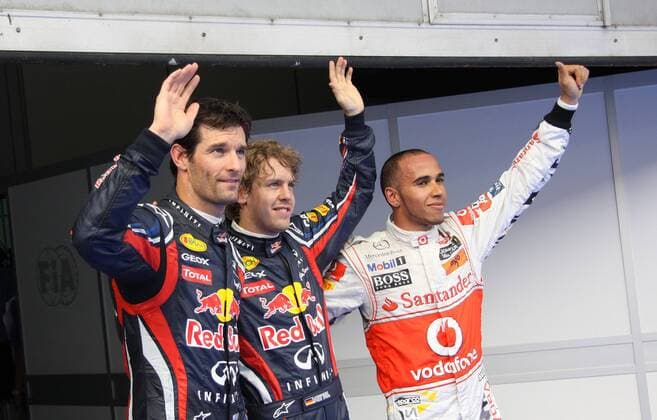 Sebastian Vettel (GER, mi.), Red Bull Racing, vor Lewis Hamilton (R), McLaren Mercedes, and Mark Webber (Australien), Red Bull Racing,