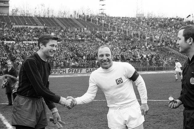 Torwart Peter Kunter (Eintracht Frankfurt) und Uwe Seeler (HSV) - Shake Hands shake hands, shakehands Freude Aufmacher