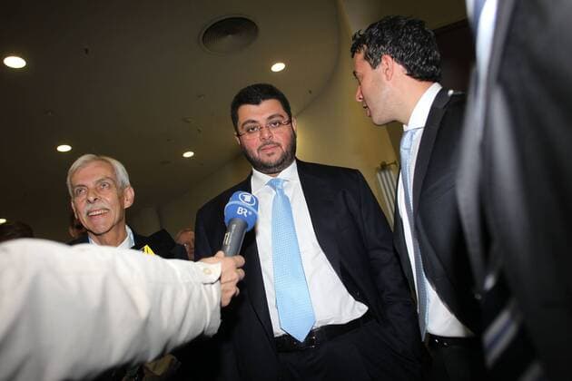 09.04.2011, Fussball 2.Bundesliga 2010 2011, TSV 1860 München - FC Energie Cottbus, Allianz-Arena München; Hasan Abdullah Ismaik (Investor 1860, Mitte) im Interview