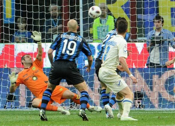 09-04-11 INTER MAILAND (blau) vs AC CHIEVO VERONA (beige): ESTEBAN CAMBIASSO (2.L) erzielt gegen Torwart Stefano Sorrentino (Chievo) das Tor zum 1-0 pegasoxinsde
