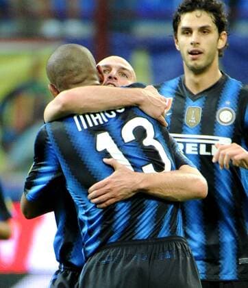 09-04-11 INTER MAILAND (blau) vs AC CHIEVO VERONA (beige): ESTEBAN CAMBIASSO (Mitte) und MAICON (vorn) pegasoxinside