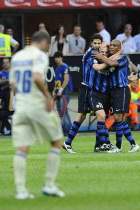 09-04-11 INTER MAILAND (blau) vs AC CHIEVO VERONA (beige): Jubel Inter, v.li.: Andrea Ranocchia, Esteban Cambiasso und Maicon 