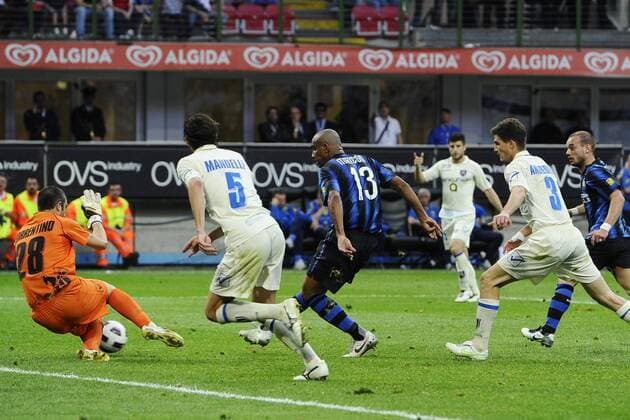 09-04-11 INTER MAILAND (blau) vs AC CHIEVO VERONA (beige): Tor durch Maicon (Mitte) gegen Torwart Stefano Sorrentino (Chievo) 