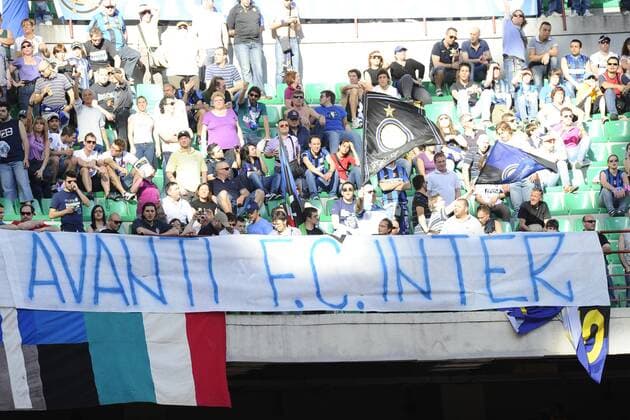 09-04-11 INTER MAILAND Fans mit Plakat: Avantzi F.C Inter 