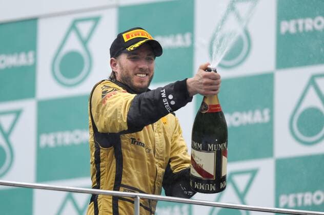 Nick HEIDFELD (GER) Lotus Renault GP,Aktion,Einzelbild,angeschnittenes Einzelmotiv,Halbfigur,halbe Figur Jubel,Freude,Begeisterung,Gestik,Champagnerdusche,Siegerehrung. Rennen,Formel 1:GP von Malaysia Sepang Circuit Kuala Lumpur,Saison2011,