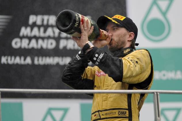 Nick HEIDFELD (GER) Lotus Renault GP,Aktion,Einzelbild,angeschnittenes Einzelmotiv,Halbfigur,halbe Figur Jubel,Freude,Begeisterung,Gestik,trinkt aus Magnum Champagnerflasche,Siegerehrung. Rennen,Formel 1:GP von Malaysia Sepang Circuit Kuala Lumpur,Saison2011,