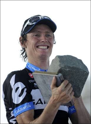 Paris Roubaix - 10.04.2011 - Sieger JOHAN VAN SUMMEREN (BEL) - Garmin Cervelo xPhotonewsx  o0 Pokal Pflasterstein Jubel Freude