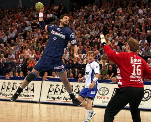 10.04.2011, Handball 1.Bundesliga 2010 2011, 28.Spieltag, HSV Handball - TV Grosswallstadt, in der 02-World Hamburg. v.l. Igor Vori (Hamburger SV) , Torwart Mattias Andersson (TV Grosswallstadt)