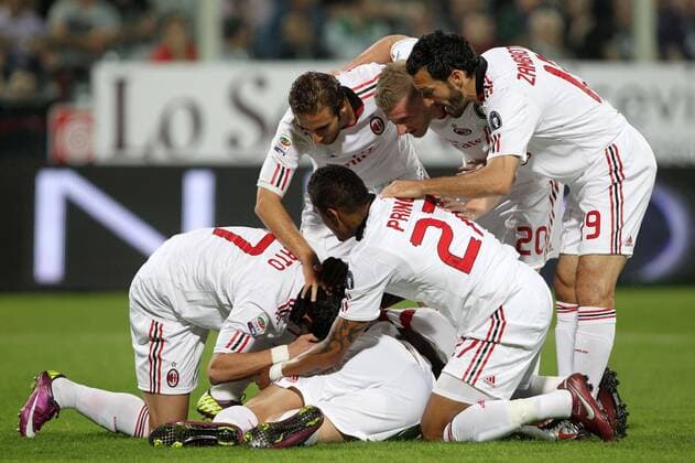 Torjubel Milan mit dem Torschützen Clarence Seedorf (u.) mit Kevin Prince Boateng (3R), Mathieu Flamini (2L), Gianluca Zambrotta (R) und Ignazio Abate (2R) - ACF Fiorentina (AC Florenz, violett) - AC Mailand (weiss) 1:2 - lucaxpagliaricci