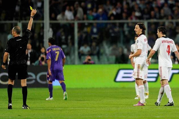 Serie A - ACF Fiorentina (AC Florenz, violett) - AC Mailand (weiss) 1:2 - Zlatan Ibrahimovic (Milan, 2R) sieht vom Schiedsrichter die gelbe Karte - 