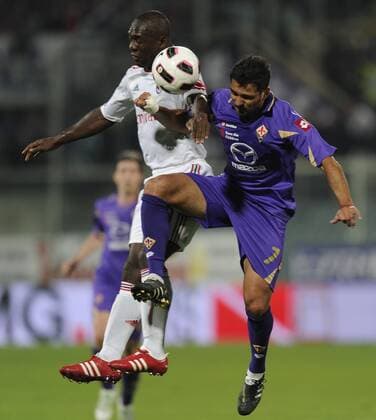 Serie A - ACF Fiorentina (AC Florenz, violett) - AC Mailand (weiss) 1:2 - Clarence Seedorf (Milan, L) gegen Mario Santana - 