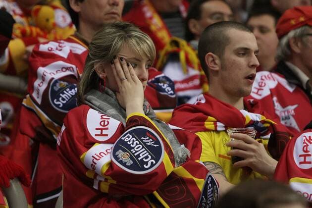DEL Eishockey 10 11 - 23.03.2011 - Play-Offs Playoffs - DEG Metro Stars Düsseldorf Metrostars Düsseldorf vs. Adler Mannheim . Fans der DEG Metro Stars sind enttäuscht enttäuscht, traurig und ratlos .